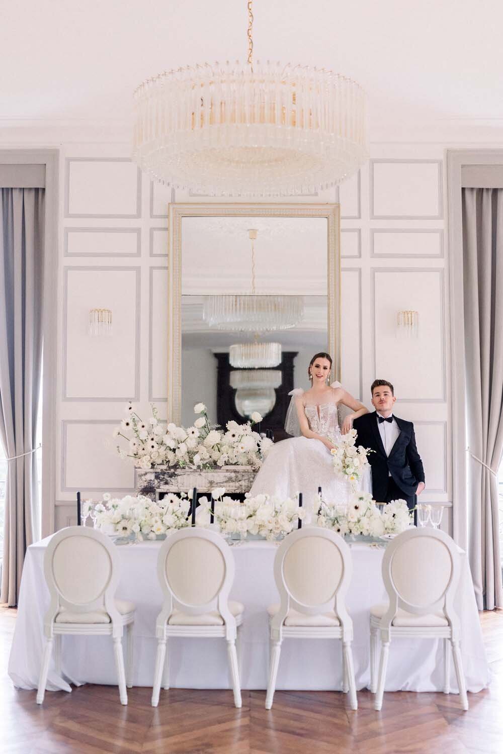 Parisian couture wedding in Black and White at chateau de Bonaventure Paris Veronique Lorre floral designer Aude lucas17