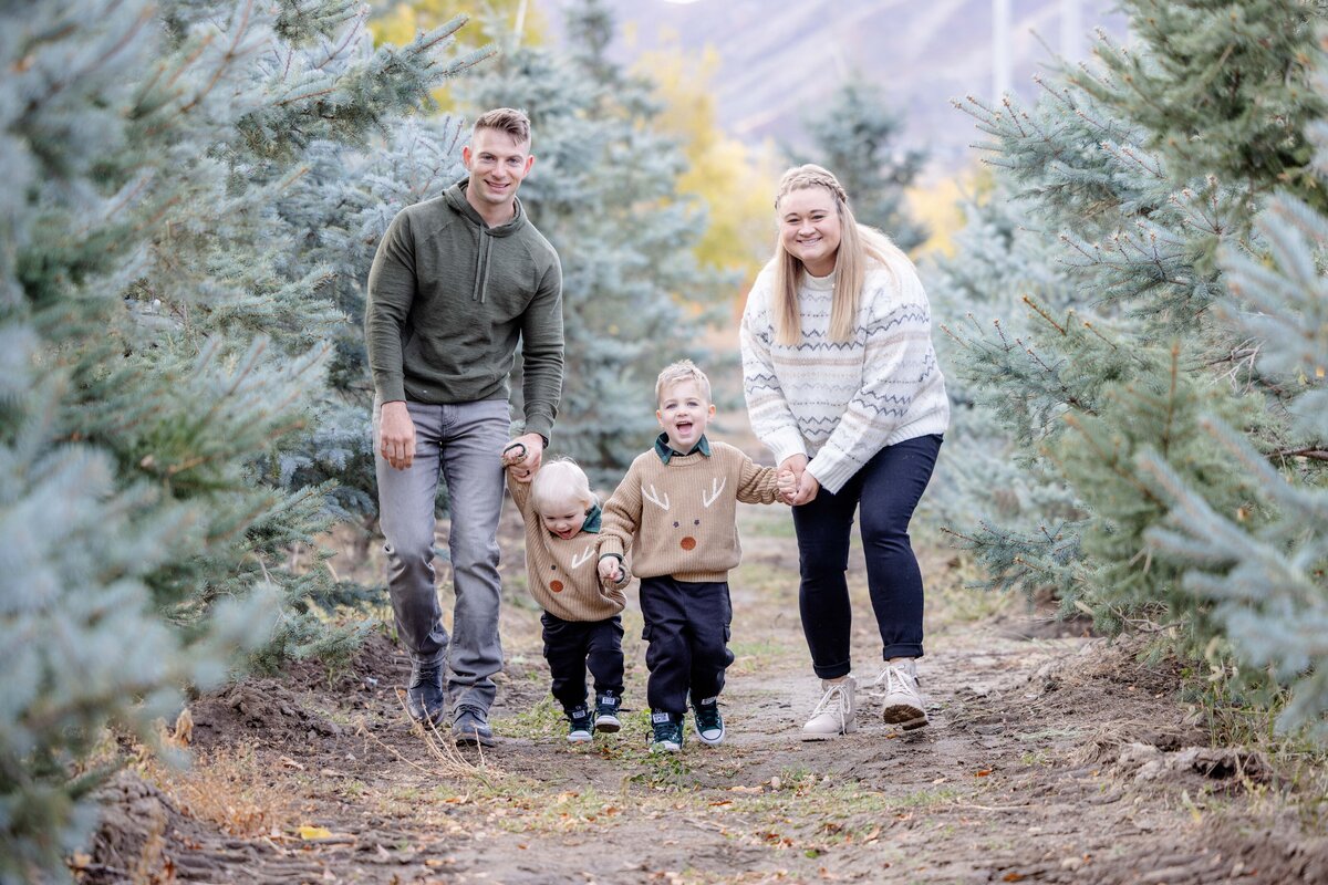 Utah-County-UT-Christmas-Tree-Farm-Mini-Session-Magnolia-and-Grace-Photography-Co-AshbyilyinJ-# (1)-23