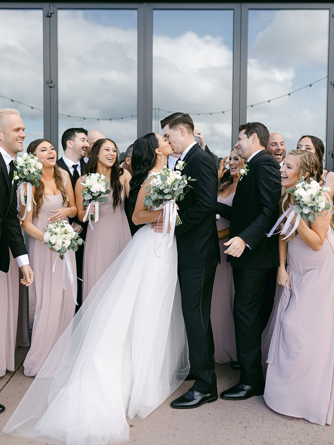 bride and groom with wedding party at a wedding in bend oregon