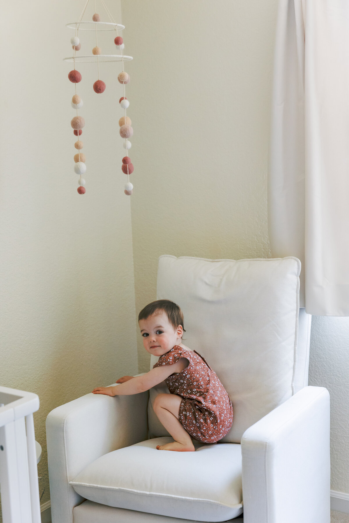 Newborn poses, newborn photo session, newborn lifestyle session, newborn photographer, big sister, family photography, in home family session, big sister with infant, big sister with baby, indoor lifestyle infant session, fun infant session poses
