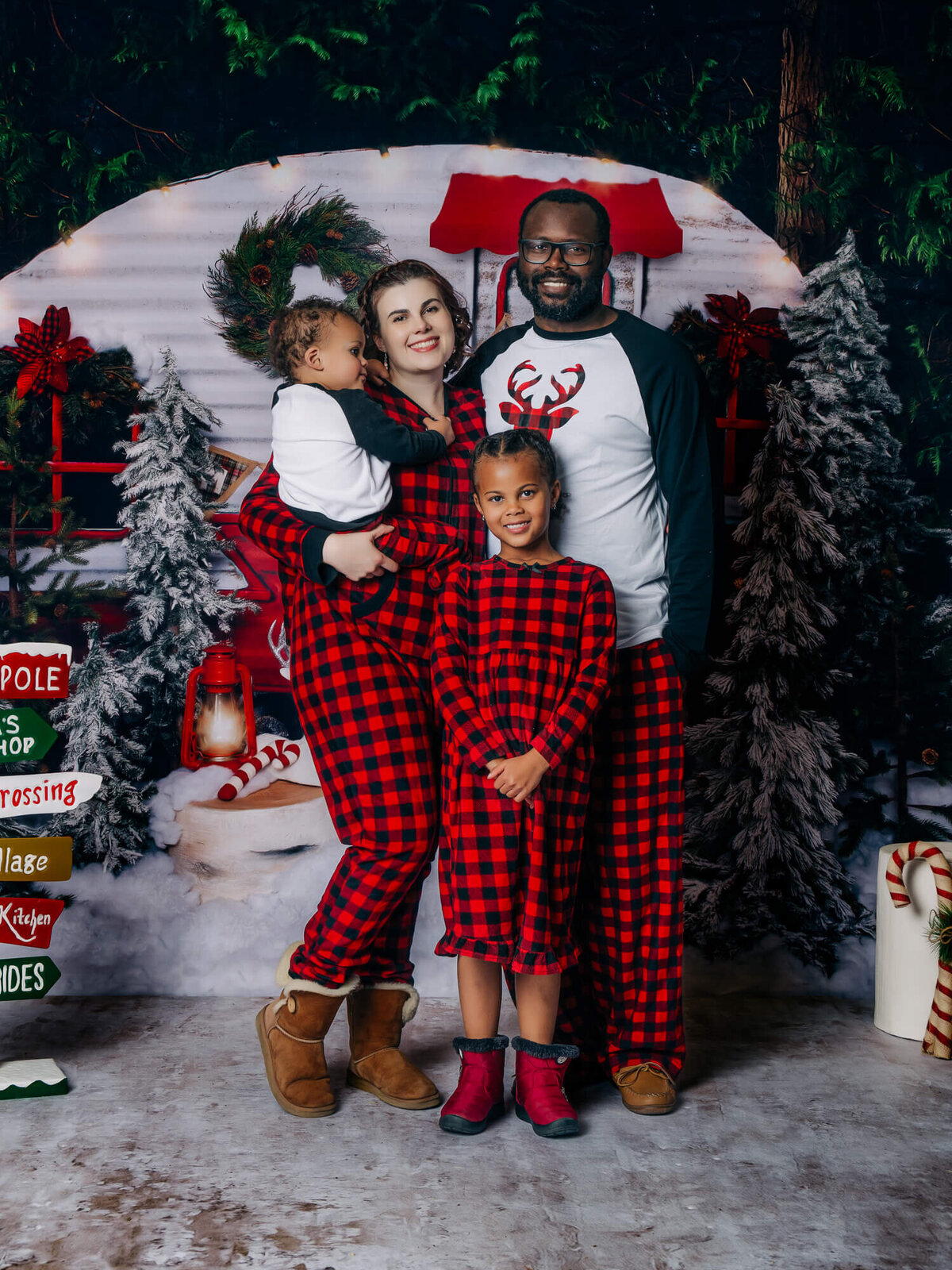 Family poses in holiday themed Prescott family photos
