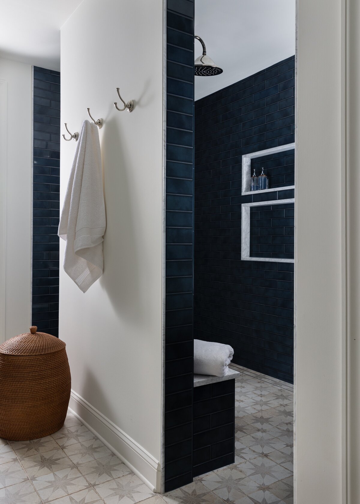 ads_walkinghorse_primarybath_3