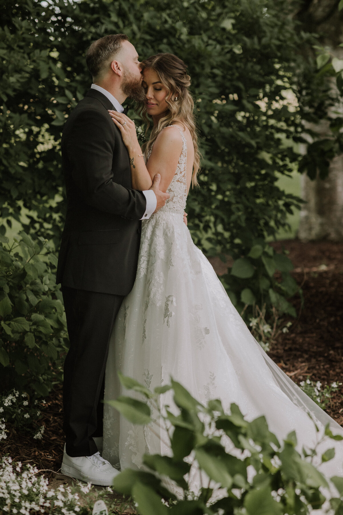 chanel-connor-wedding-elle-weddings-st-jacobs-kitchener-waterloo-summer-9