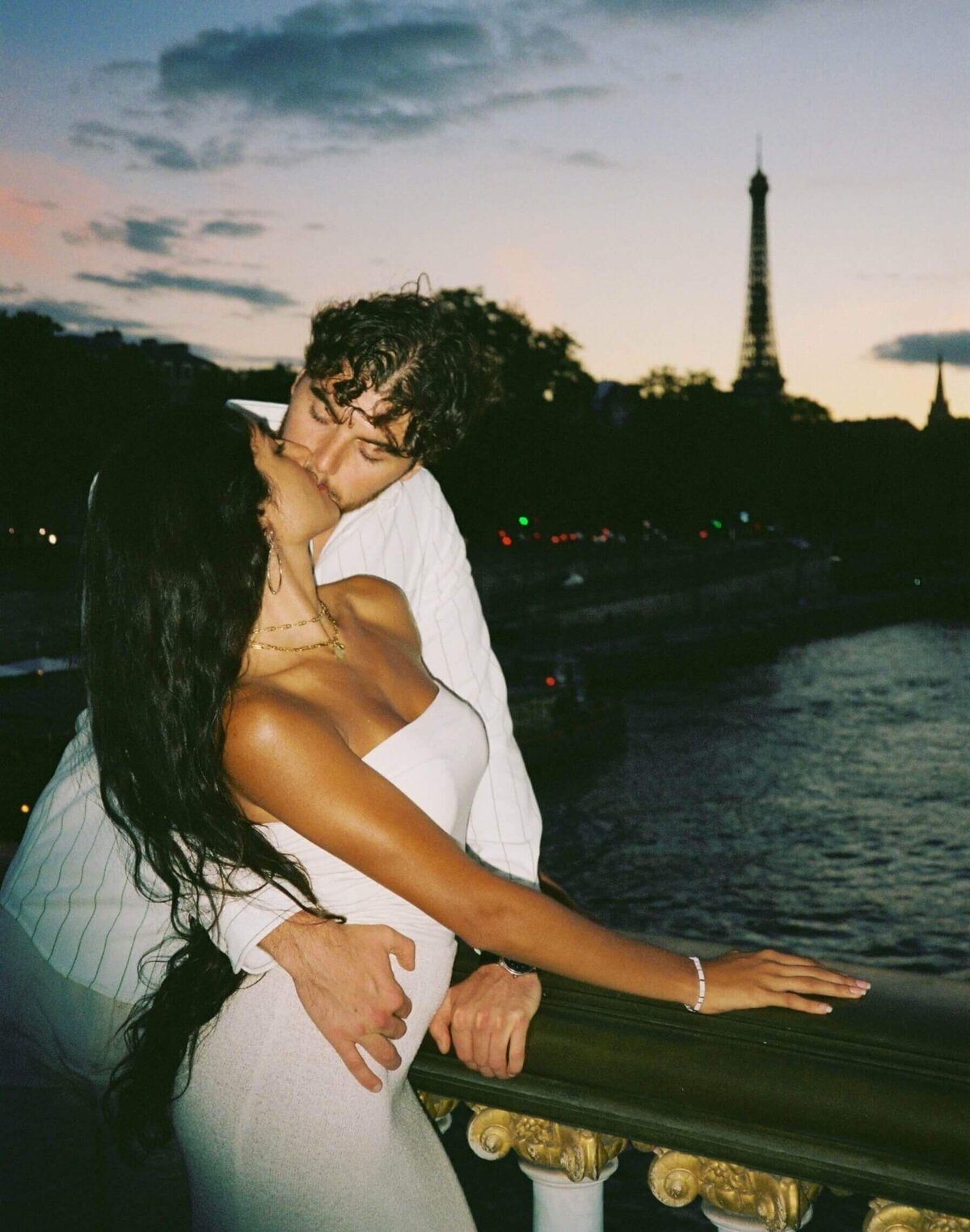 romantic-couple-kiss-on-bridge-eiffel-tower