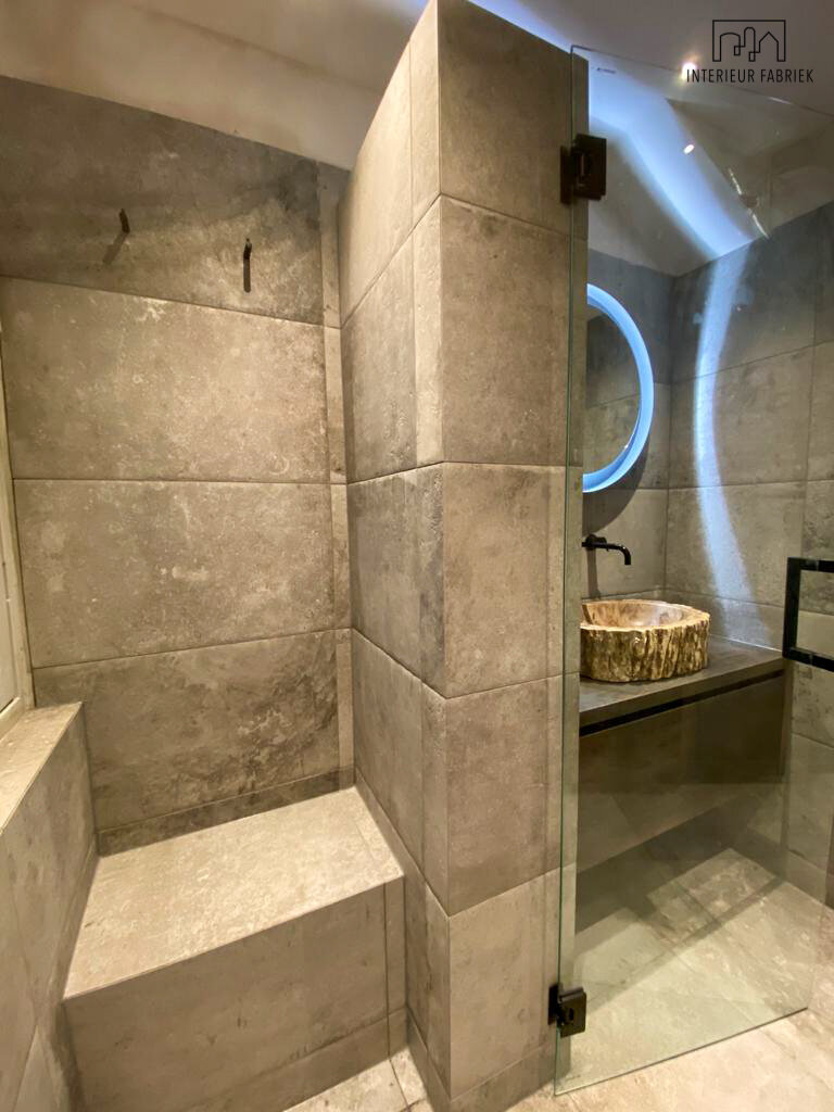 Interieurdesign Woerden, Interieurontwerpstudio Woerden, Interieurontwerper Woerden, Interior design Woerden, Interieurstudio Woerden, Interieur ontwerpen Woerden, Interieur ontwerp Woerden, Interieurinrichting Woerden, Interieurstylist Woerden, Interieurontwerp Woerden, Interieuradvies Woerden, Badkamer Woerden, Badkamerontwerp Woerden, Zwart toilet Woerden, Toilet Woerden, Ronde spiegels Woerden, PVC Vloer Woerden,