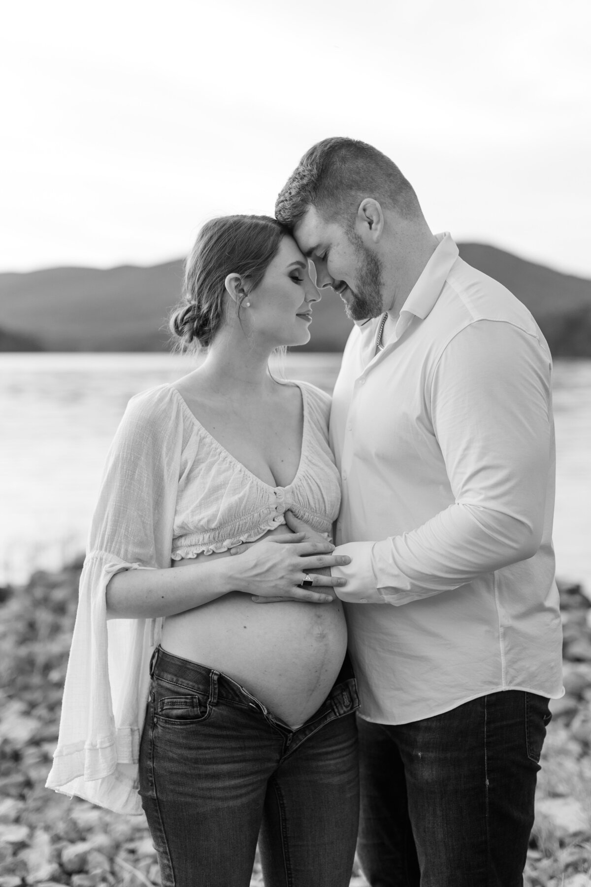 Documentary-Maternity-Session-at-Carvins-Cove-RJ-130