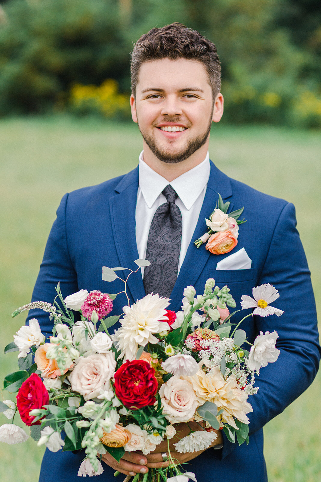 groom holding bouquet, bohemian wedding flowers, studio fleurette
