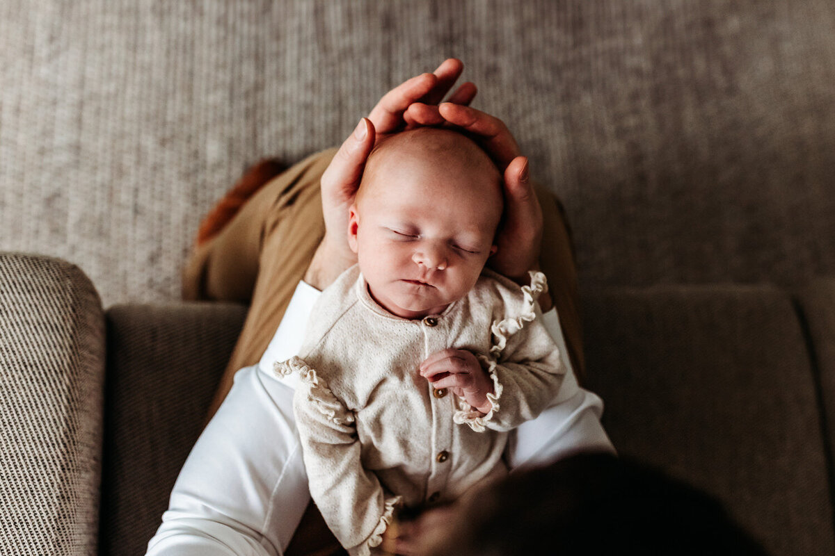 Newbornshoot_bij_de_ouders_thuis_Tine_Storms_Photography-56