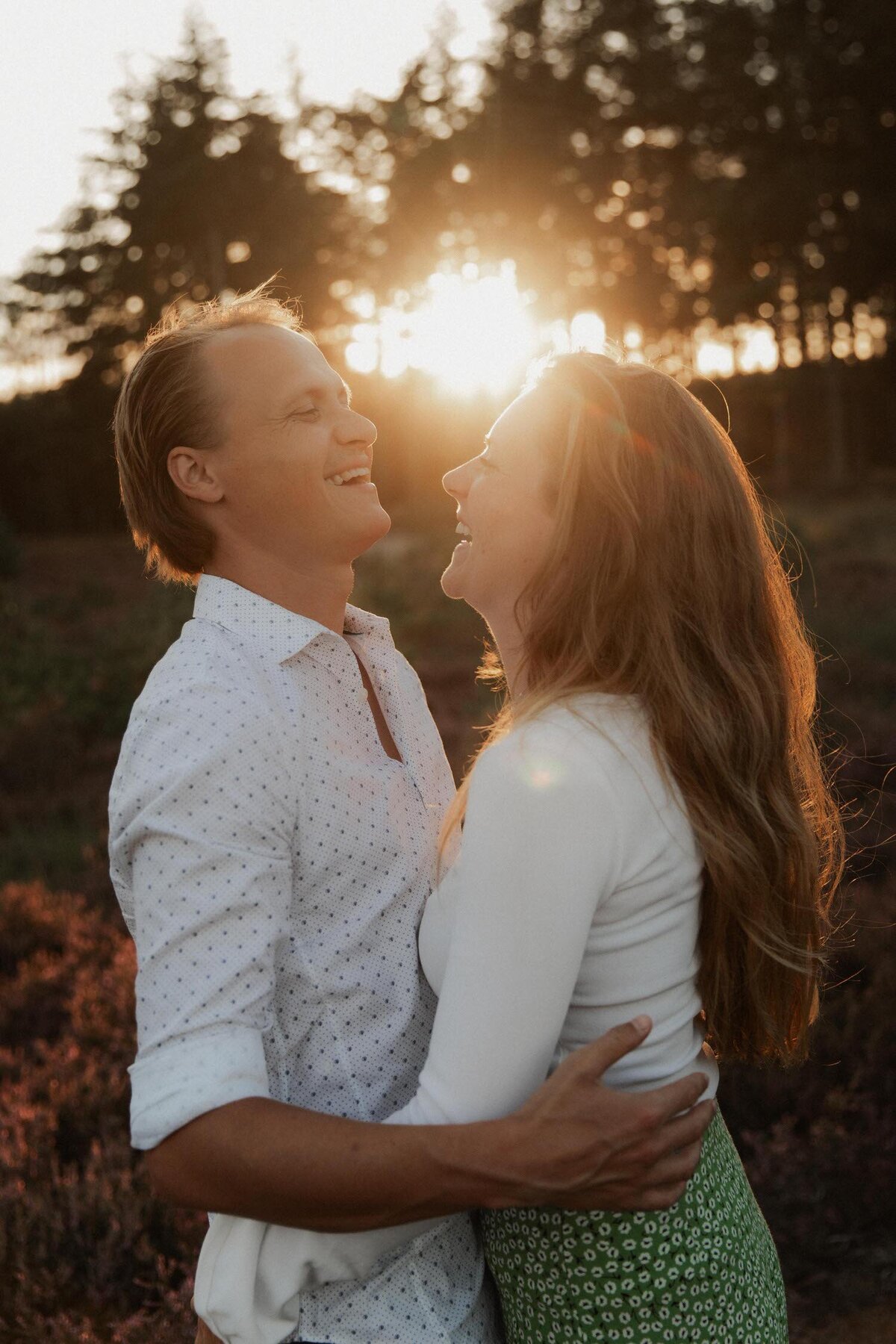 zonsondergang-koppel-fotoshoot-photography-knuffelen-lachen-samen-sunset