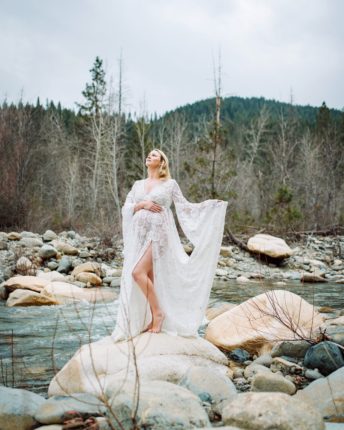 Beautiful Boho maternity session by the river southern Oregon Maternity Photographer