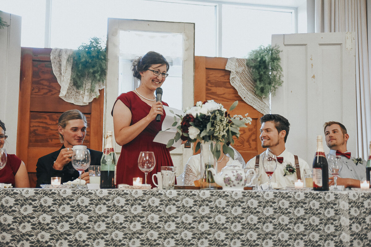 wedding speeches and cake | Iowa wedding photographer | Iowa Photographer | Playlife | Cedar Rapids | Iowa City | Kalona | Alaynna Ann Schwartz-52