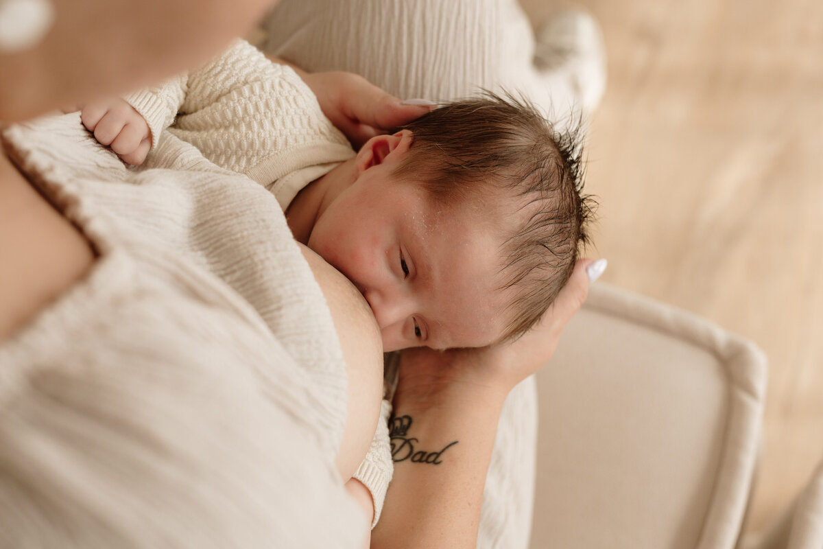 newborn fotograaf - gezinsfotograaf - zwangerschapsfotografie - videograaf - Sint-Niklaas - Pictures by Jess - Mama en baby shoot