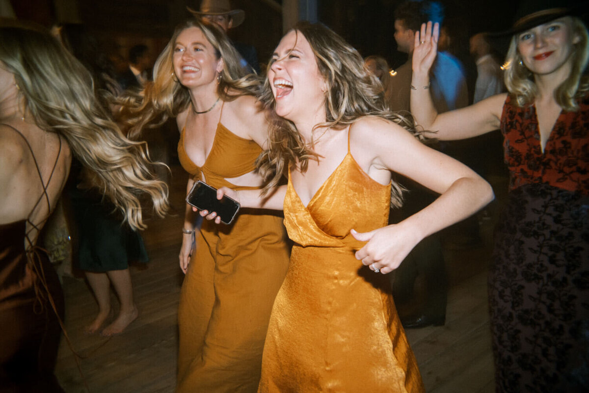 girls-dancing-crazy