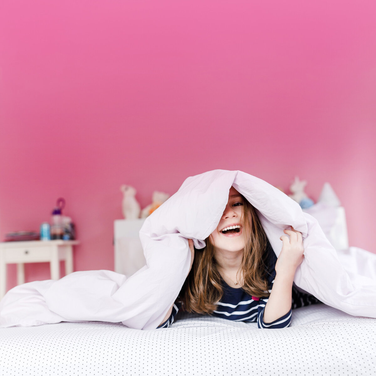 chicago-lifestyle-family-photographer-candid-playful-laugh-girl-smile-pink-bedroom