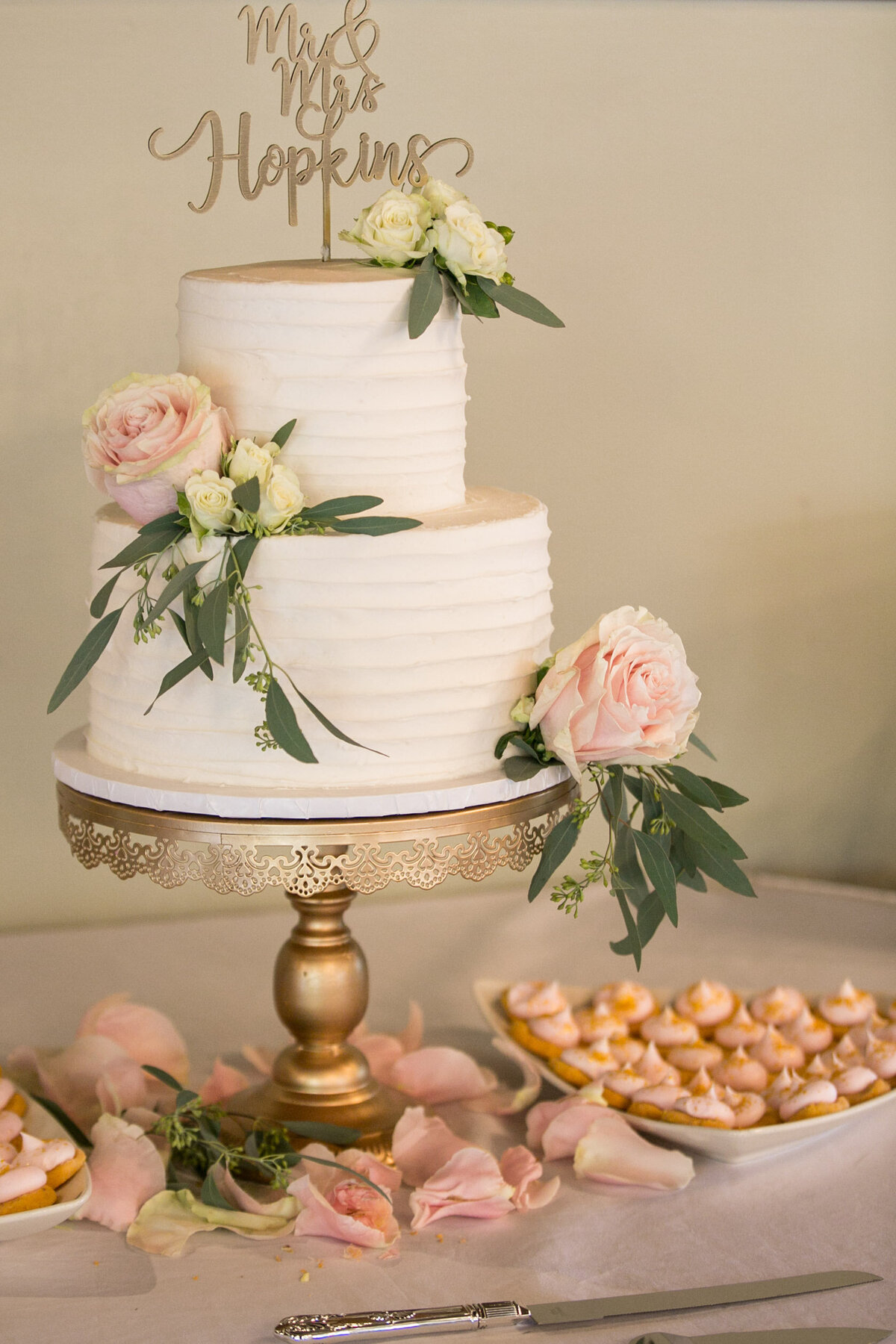 njeri-bishota-lauren-ashley-wedding-cake-pink-roses-detail-floral