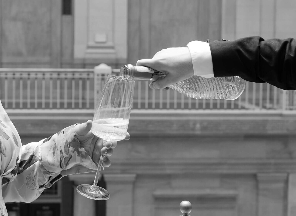 Detailed-shot-of-the-glass-with-champagne-wedding-session