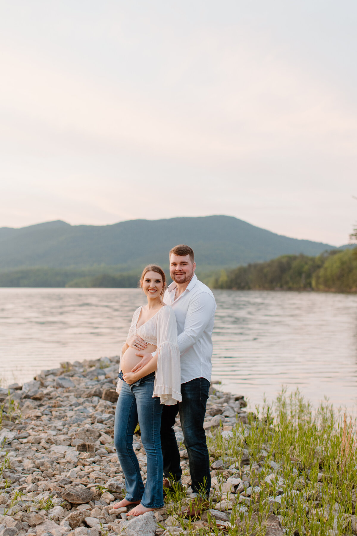 Documentary-Maternity-Session-at-Carvins-Cove-RJ-122