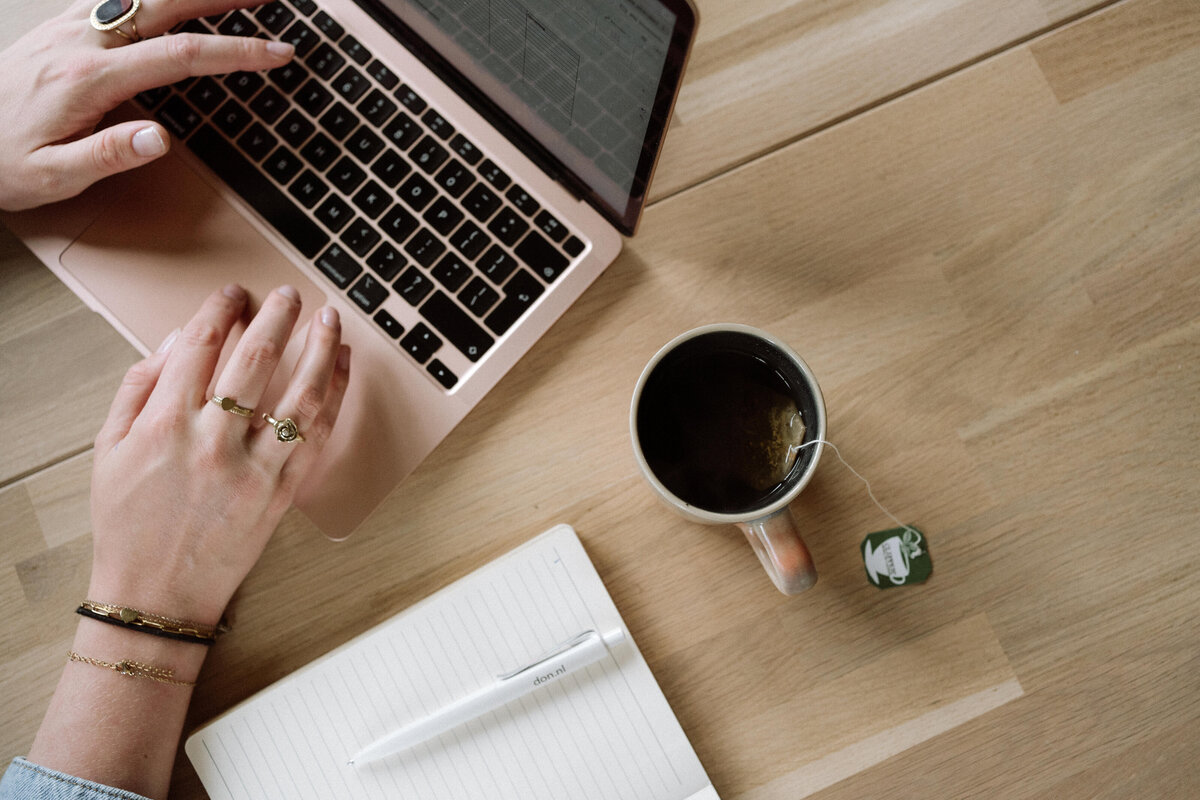 Branding shoot laptop, theetje en notities. 