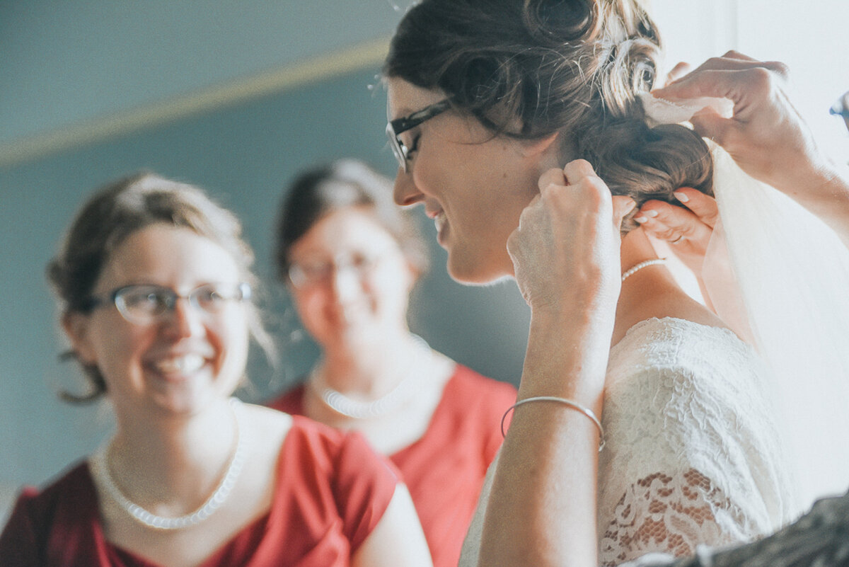 wedding getting ready | Iowa wedding photographer | Iowa Photographer | Playlife | Cedar Rapids | Iowa City | Kalona | Alaynna Ann Schwartz-28