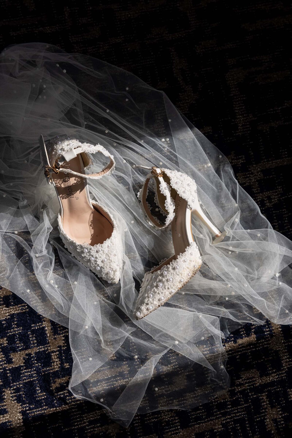 bridal-shoes-veil-pearl