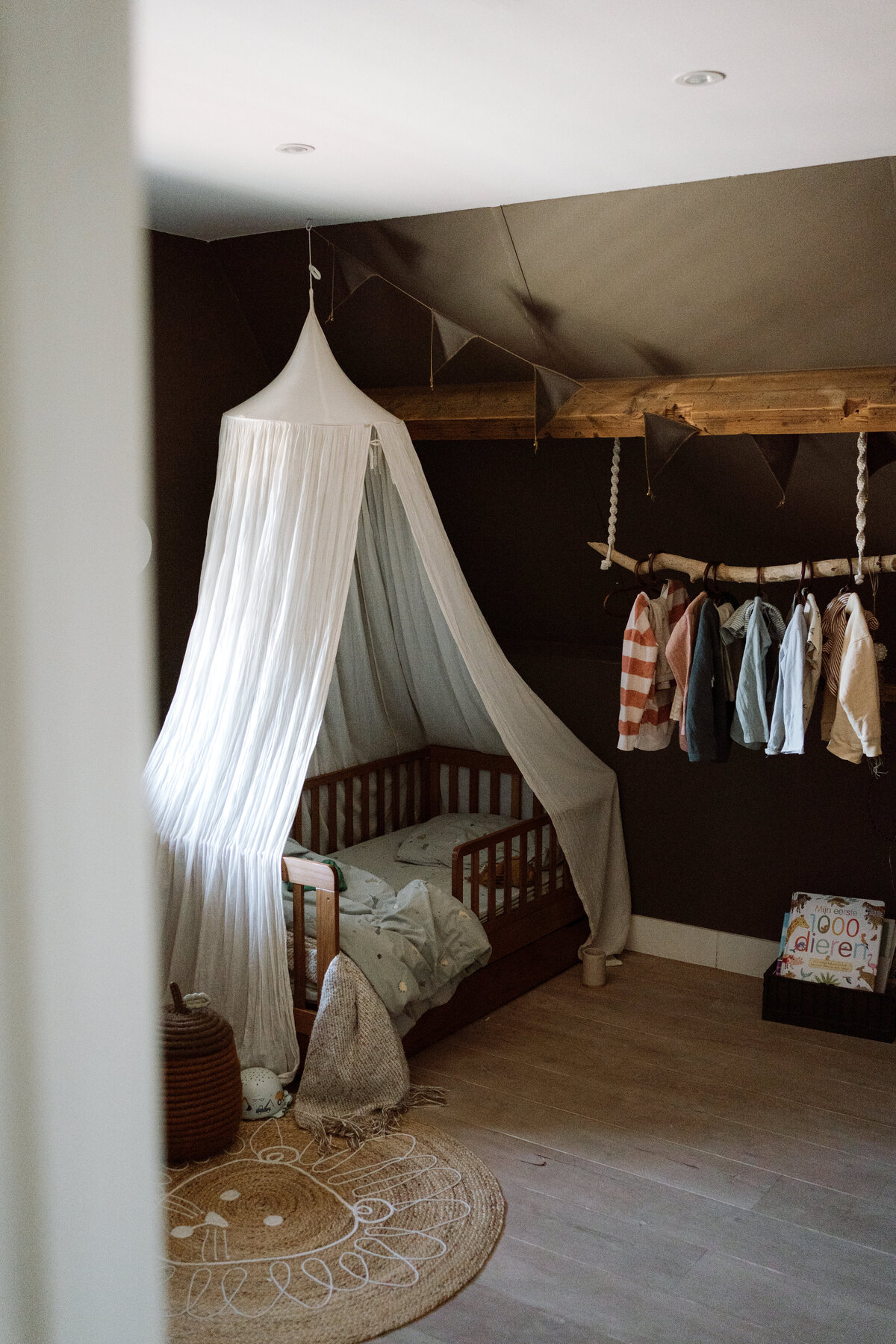 Lifestyle gezinsfotografie tijdens een Homes to Remember-shoot - jongenskamer inspiratie 