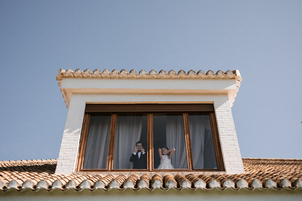 wedding-guests-children-at-window-laurianevega