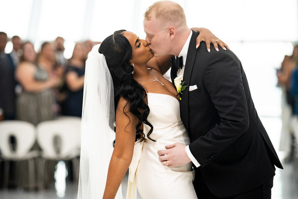 82-Milwaukee-Art-Mueseum-Wedding-Lauren-Ashley-Studios