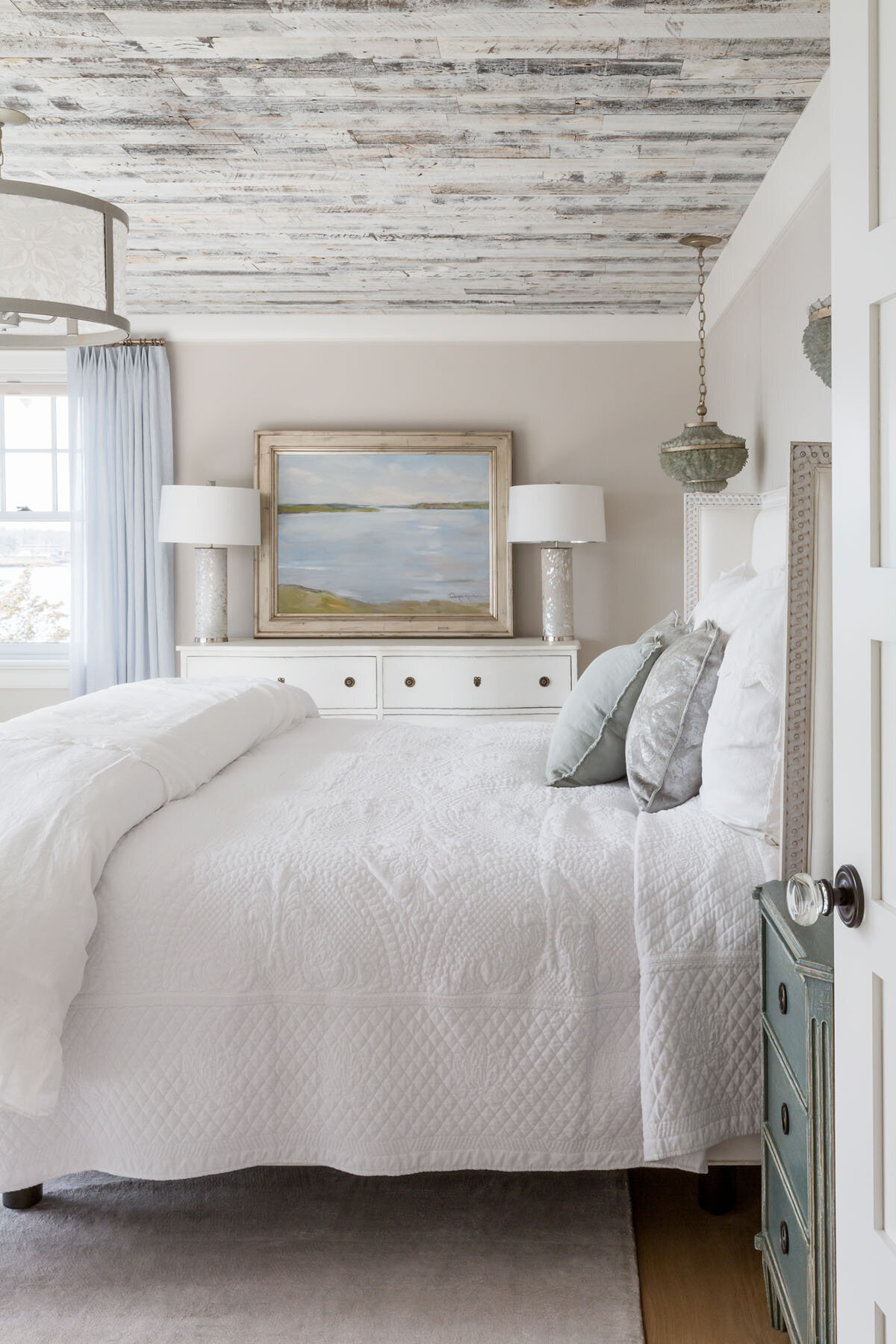 008-soft-coastal-bedroom-wood-ceiling