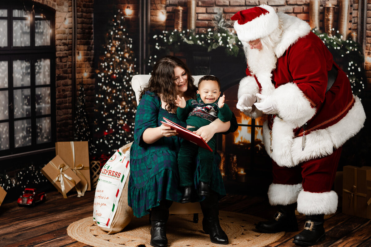 Best NWA holiday photographer, holiday portraits near me, Northwest Arkansas holiday photography, NW Arkansas holiday photos, NWA santa photos