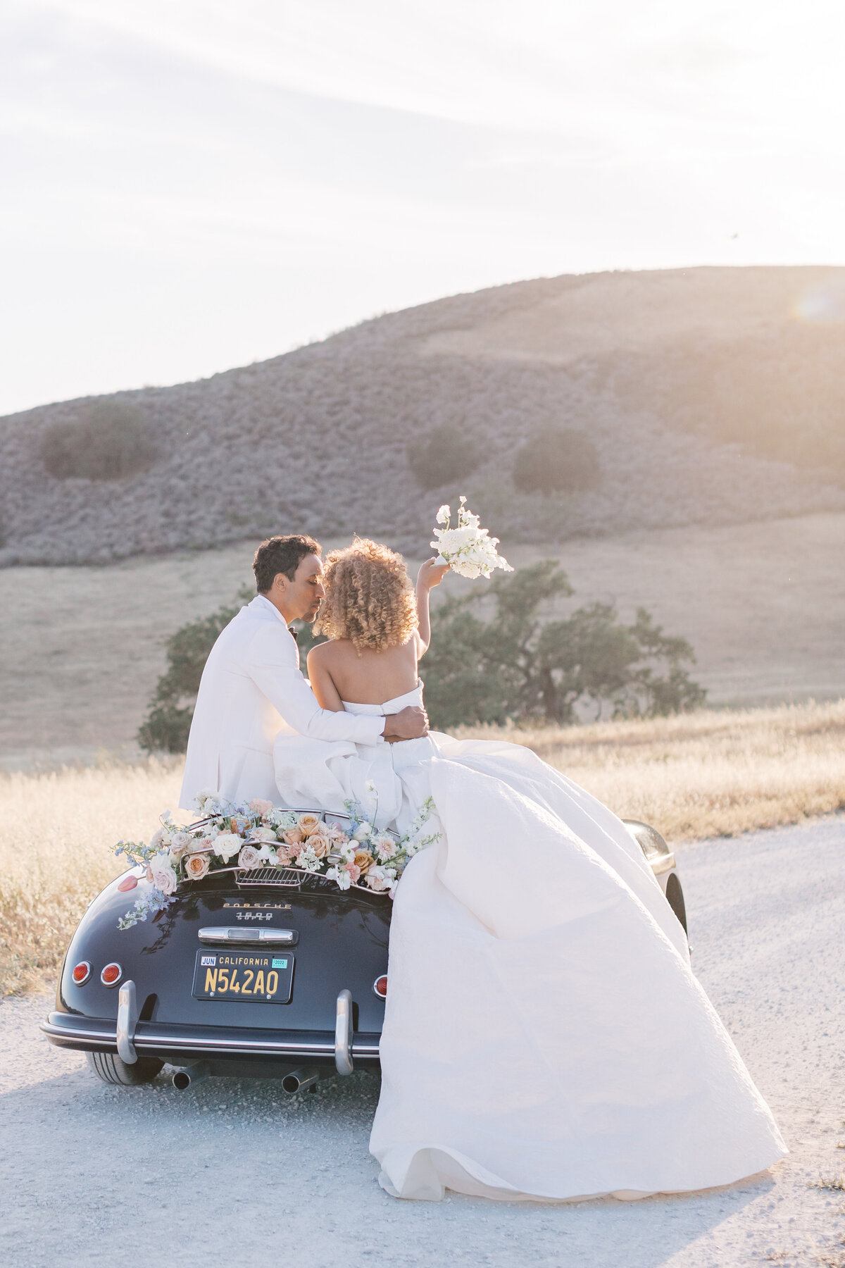 bride-groom-romantic-moment-vintage-car-wedding