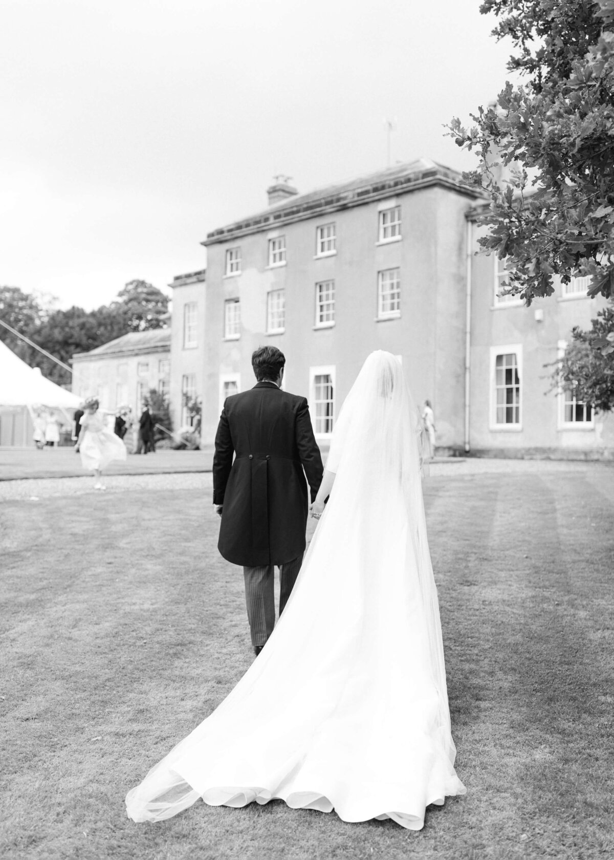 chloe-winstanley-weddings-stafford-country-house-bride-groom-black-white
