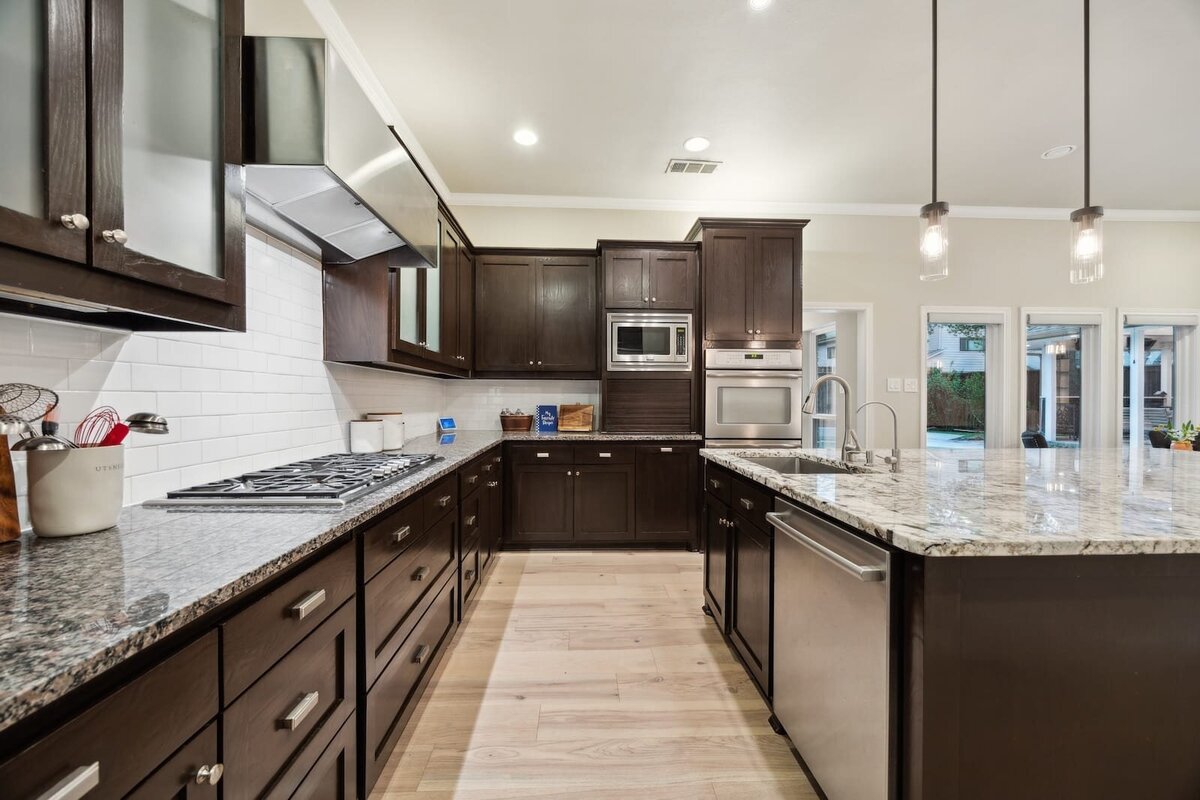 17828_cedar_creek_canyon_dallas_tx_kitchen_-_gas_cooktop_with_dark_cabinets_-_haven_realty_group
