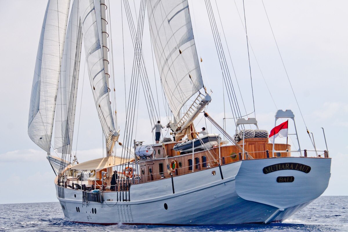Luxury Charter Mutiara Laut Yacht Exterior 5