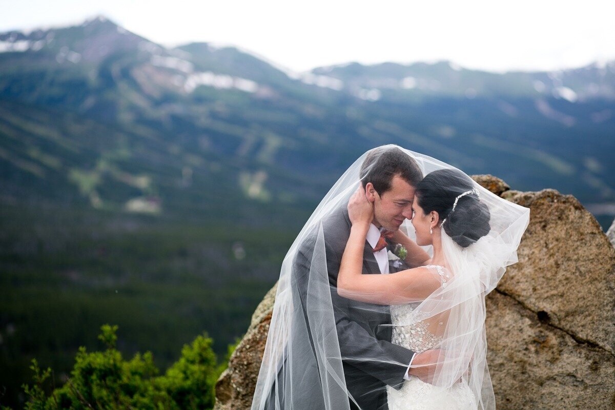 breckenridge-wedding-couple-at-boreas-pass