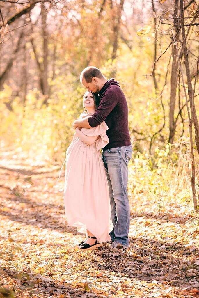 dad hugging pregnant wife