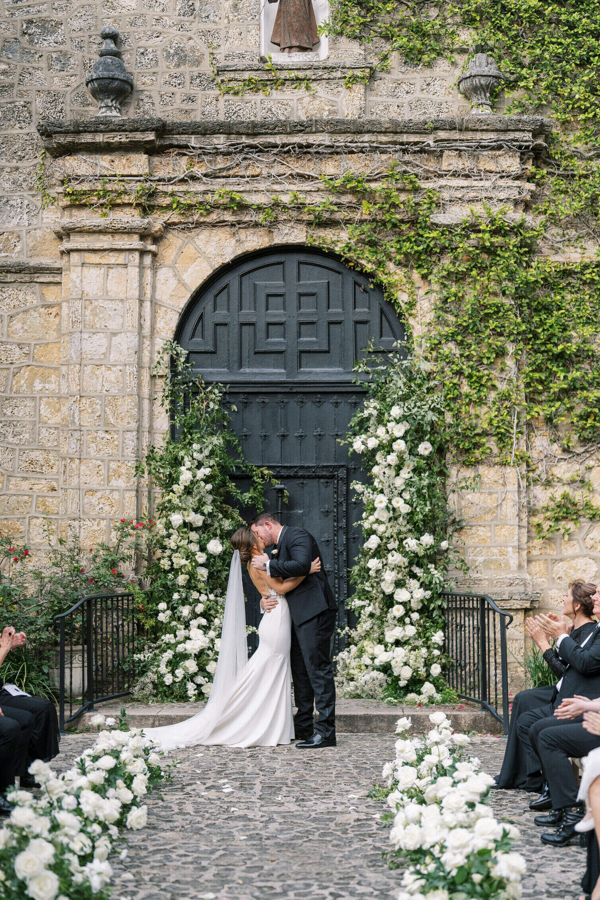 wedding-alter-first-kiss-6GJ-W