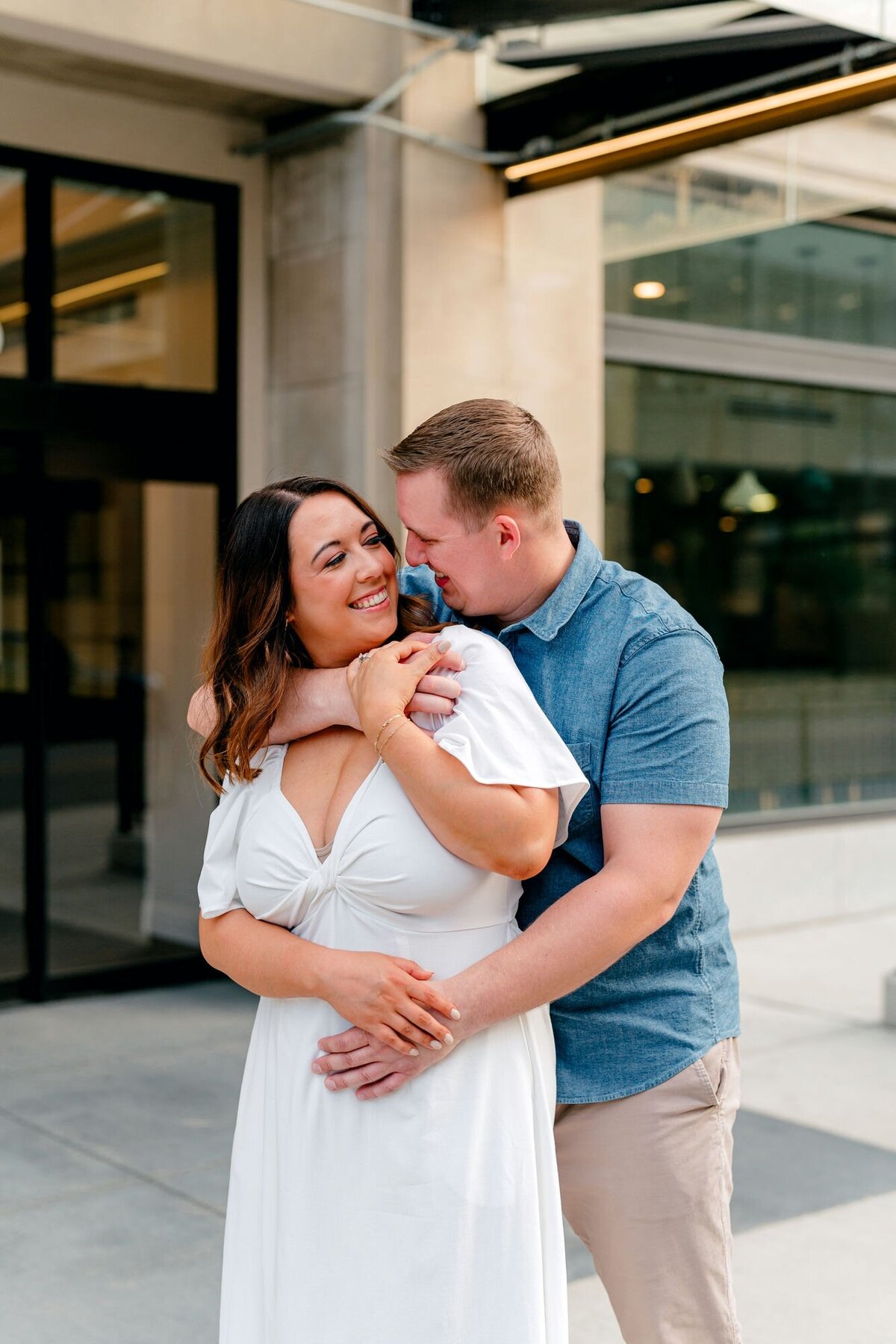 couple-embracing-city-shoot