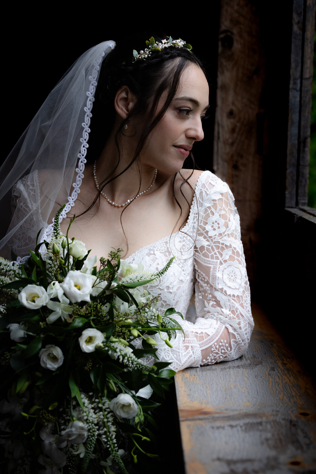 Portrait de mariée avec son bouquet - Lumière naturelle - Photographe de mariage Montréal