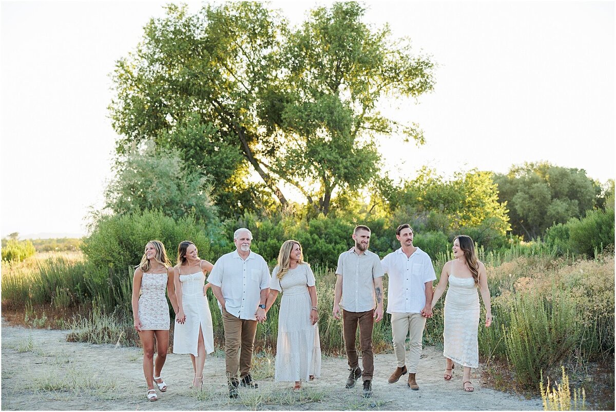 Neutral-Outfit-Insperation-Ideas-Family-Portraits-in-Menifee (15)