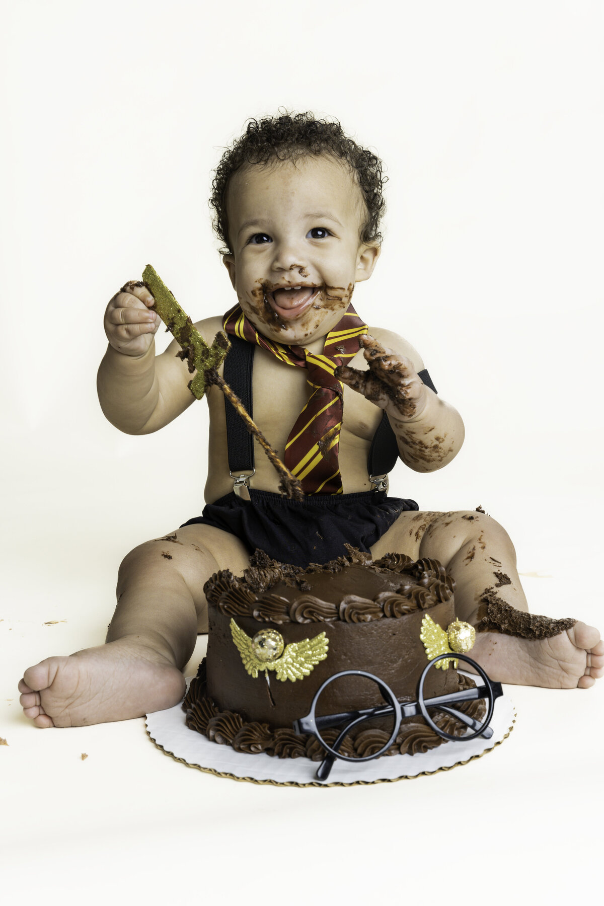 Kiaros-1st-birthday-harry-potter-themed-child-cake-smash-7