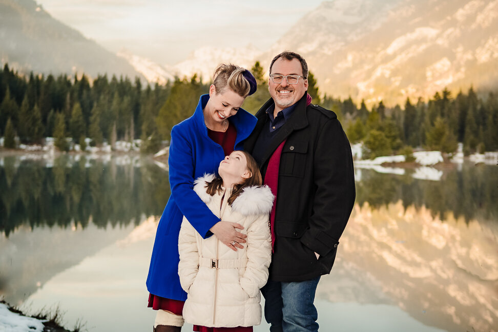 family-photoshoot-mountain-backdrop-gold-pond-loving-gaze