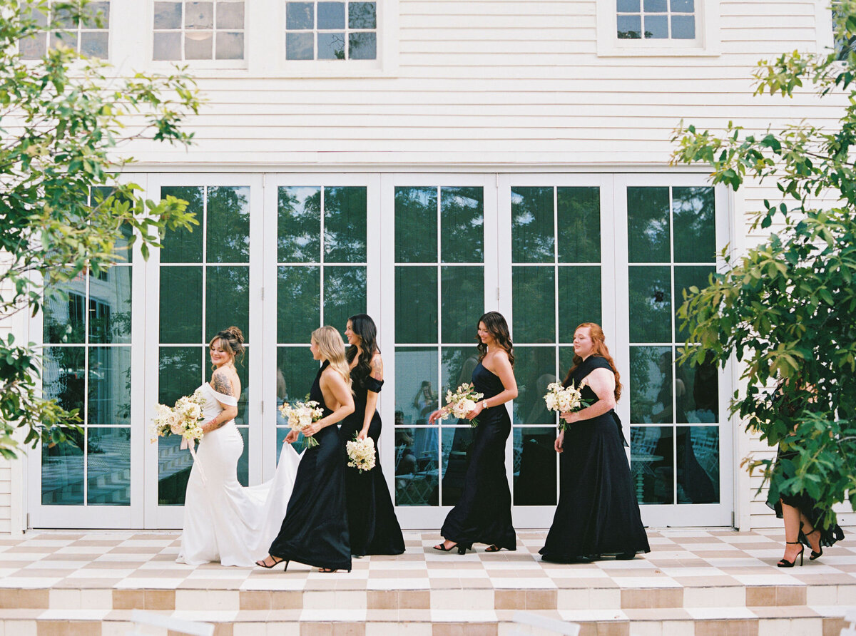 bridesmaids-walking-wish-well-house