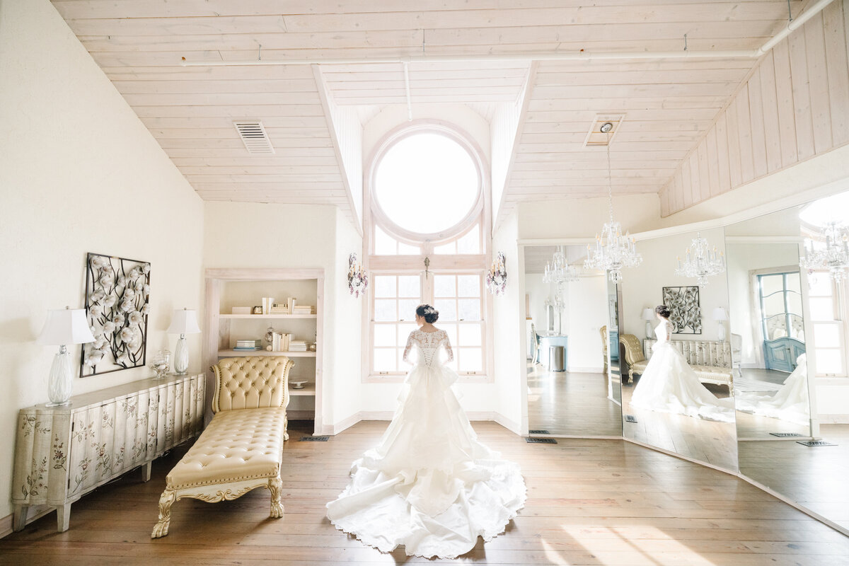 Bavaria-Downs-Bridal-Suite-Wedding-Dress-Bride-Minnesota-Wedding-Venue-Shane-Long-Photography