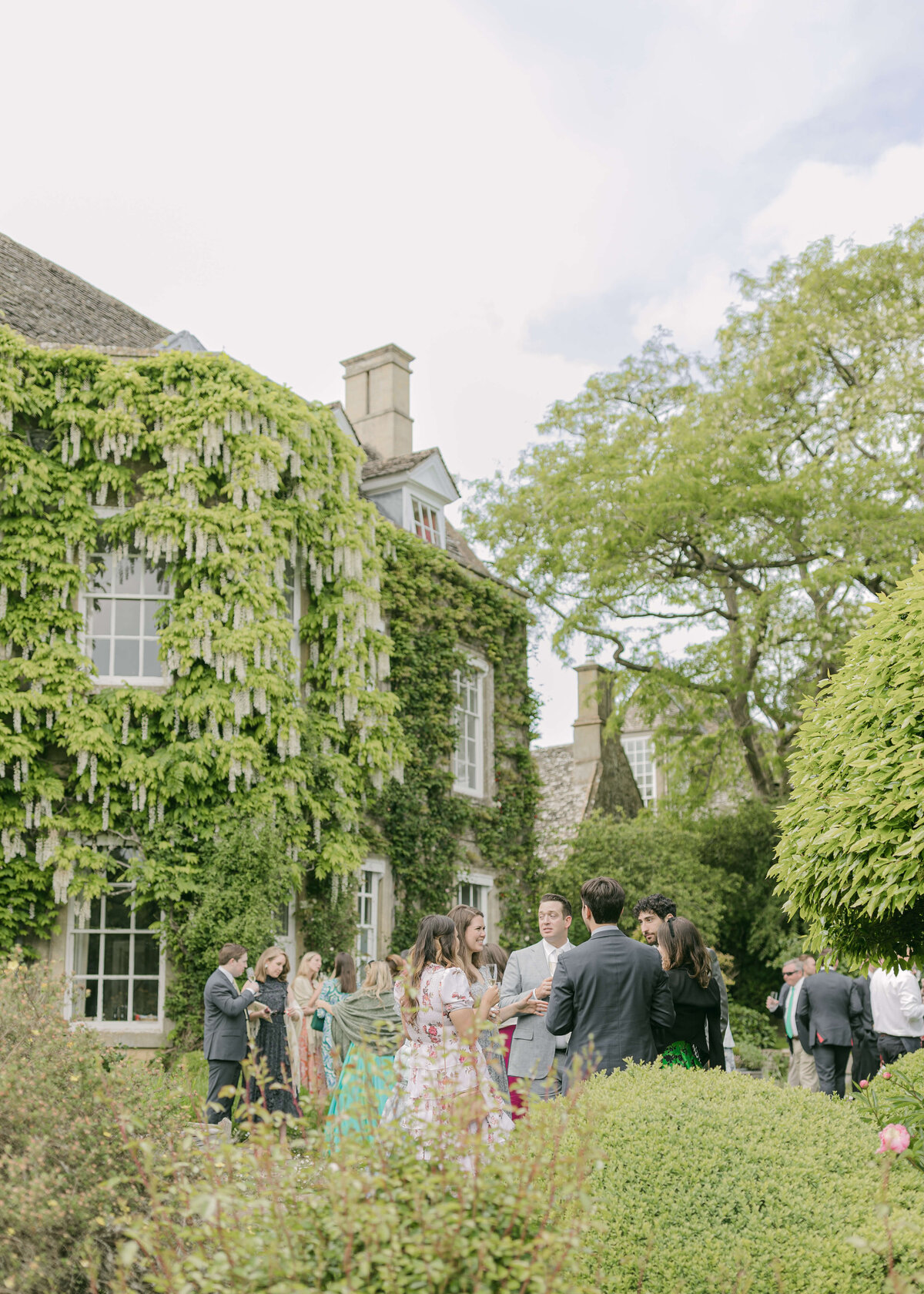 chloe-winstanley-weddings-cotswolds-cornwell-manor-house-drinks-reception-guests