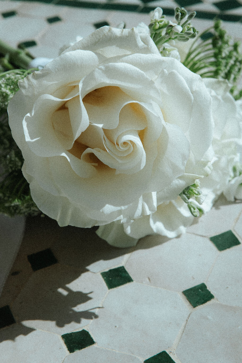 white-rose-wedding-in-chateau