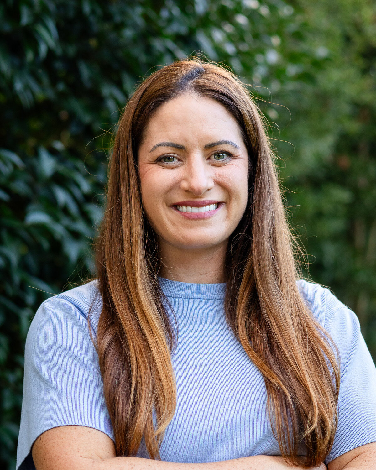 Warm and approachable female headshot outdoors – Bay Area Headshot Portfolio | Ellobelle Photography