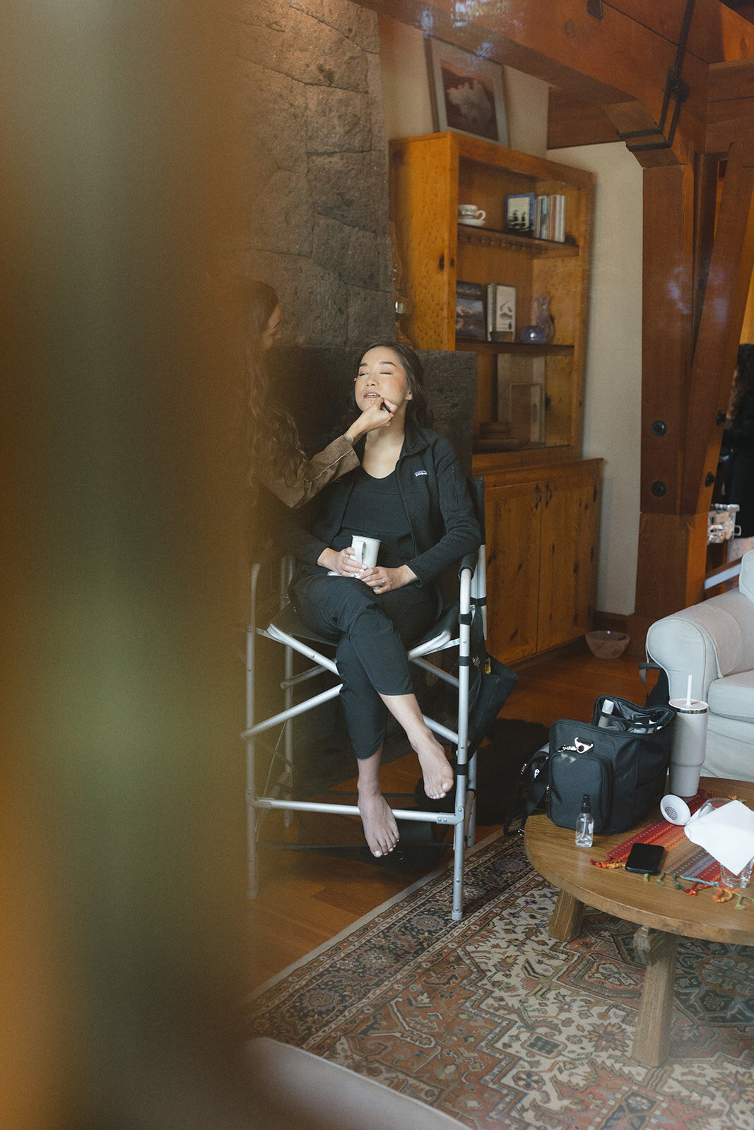 andrew-tiffany-getting-ready-olive-and-oath92