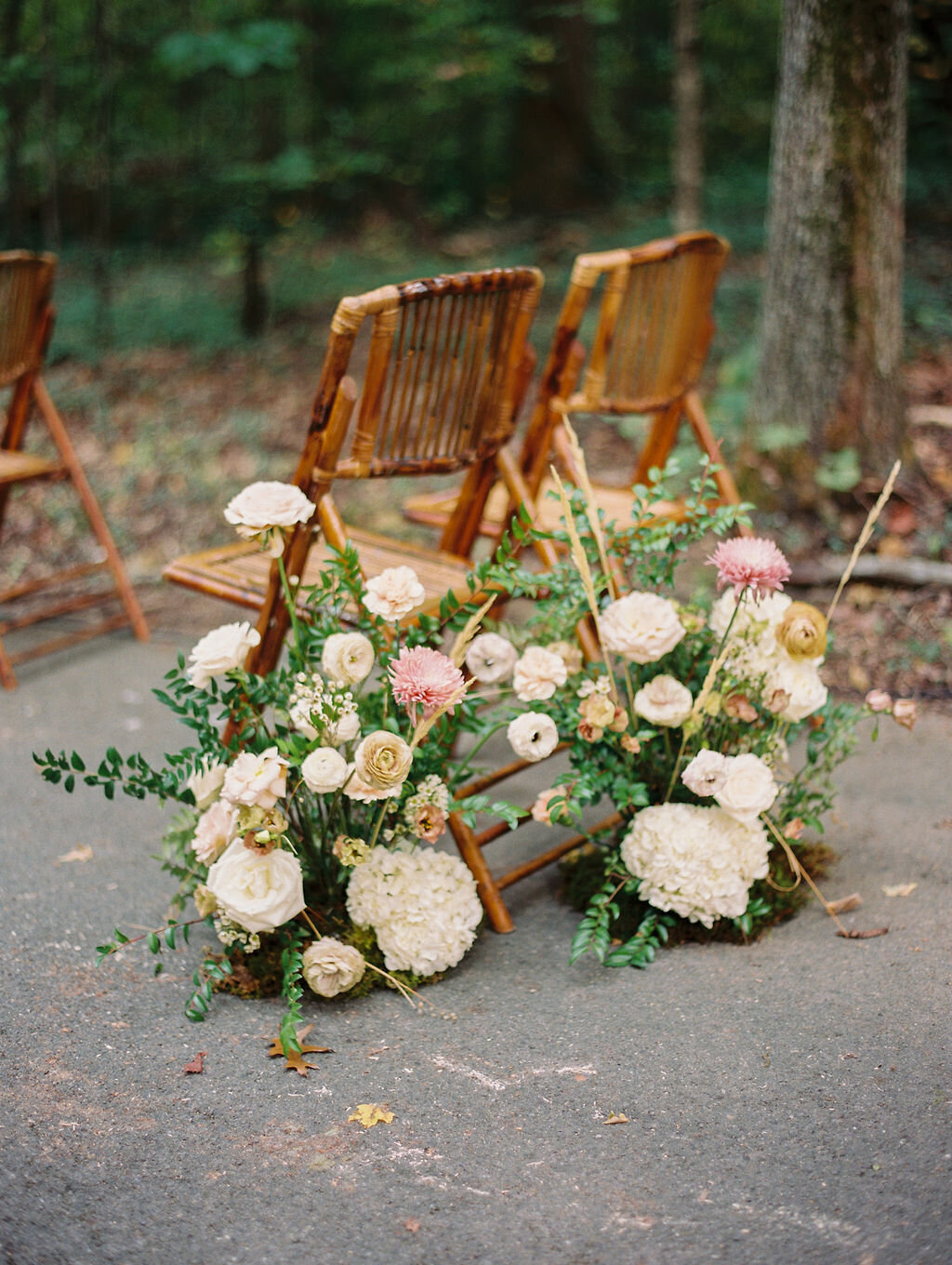 Autumnal wedding floral design at RT Lodge featuring ranunculus, garden roses, and dried flowers in a neutral fall color palette. Design by Rosemary and Finch in Nashville, TN.