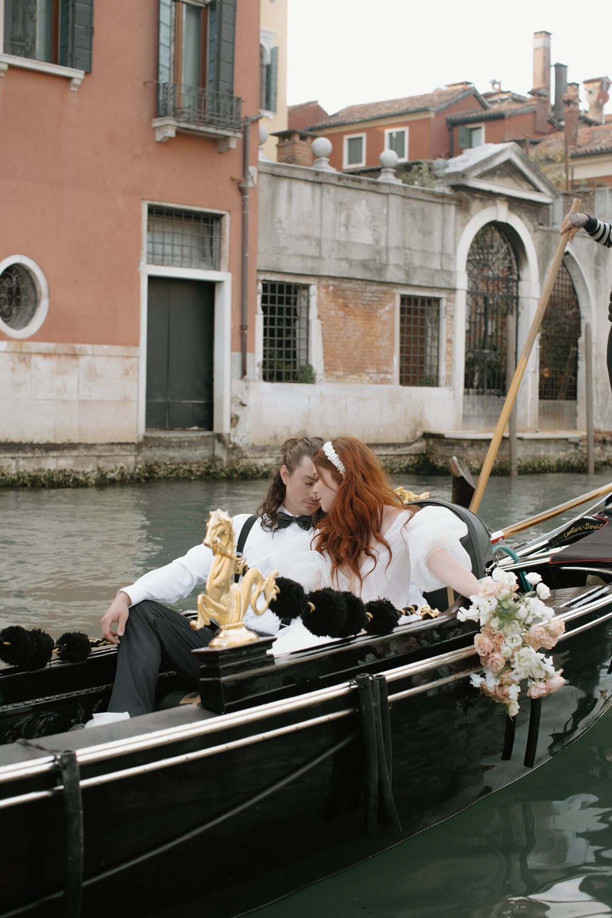 -Documentary-Style-Editorial-Vogue-gondola-Italy-Destination-Wedding-Leah-Gunn-PhotographyDocumentary-Style-Editorial-Vogue-gondola-Italy-Destination-Wedding-Leah-Gunn-Photography-72
