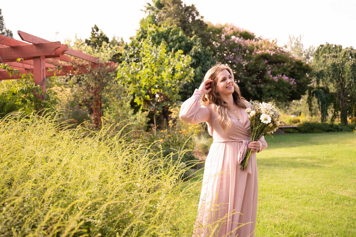 Kirsten from La Fleur Aesthetics standing with a bouquet